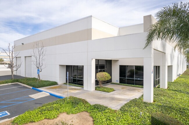 Plus de détails pour 2395 Railroad St, Corona, CA - Industriel à louer