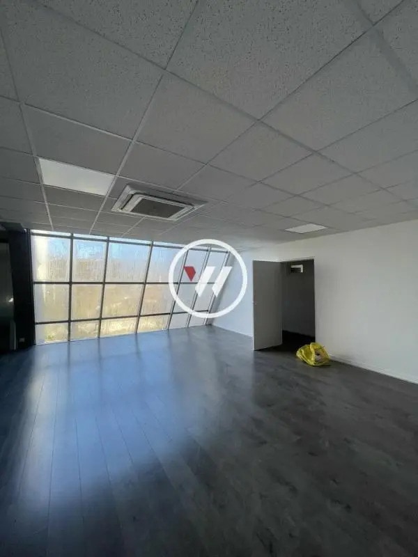 Retail in Aubagne for lease Interior Photo- Image 1 of 15