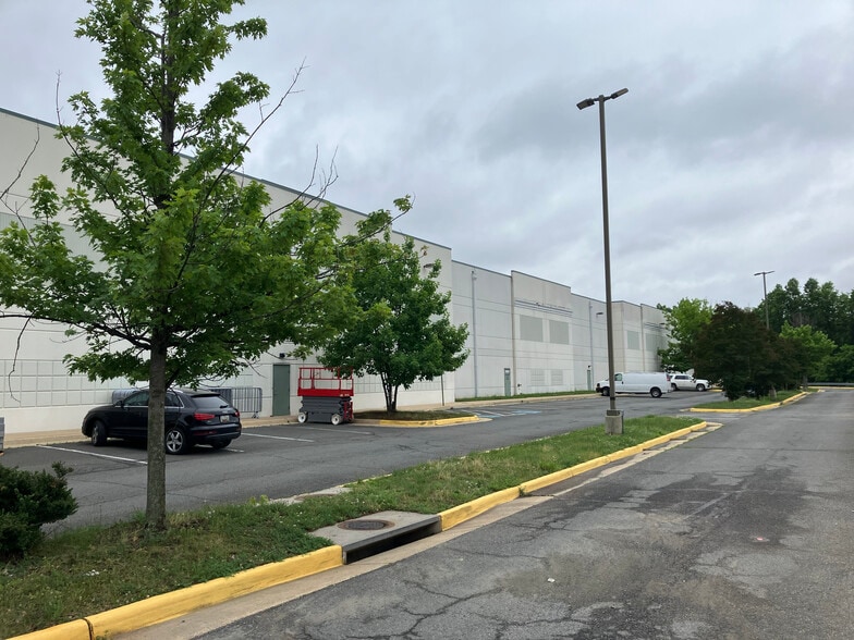 21610 Atlantic Blvd, Sterling, VA for sale - Building Photo - Image 2 of 7