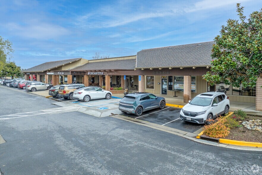 12100-12180 Saratoga-Sunnyvale Rd, Saratoga, CA à louer - Photo du bâtiment - Image 2 de 6