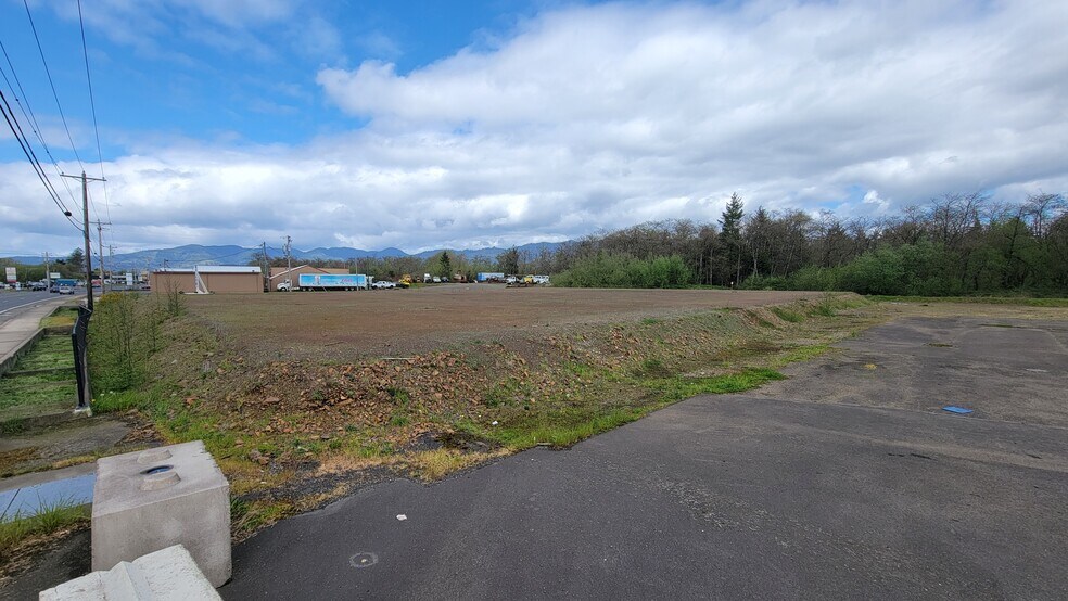 1 Main Ave, Tillamook, OR à louer - Photo du bâtiment - Image 2 de 11