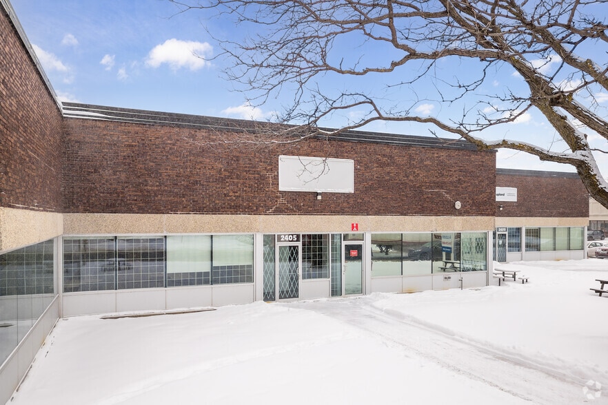 2401-2465 Ave 46th, Montréal, QC à louer - Photo du bâtiment - Image 3 de 7
