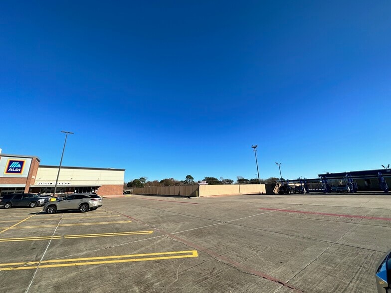 2940 W Parkwood Ave, Friendswood, TX for lease - Building Photo - Image 2 of 4
