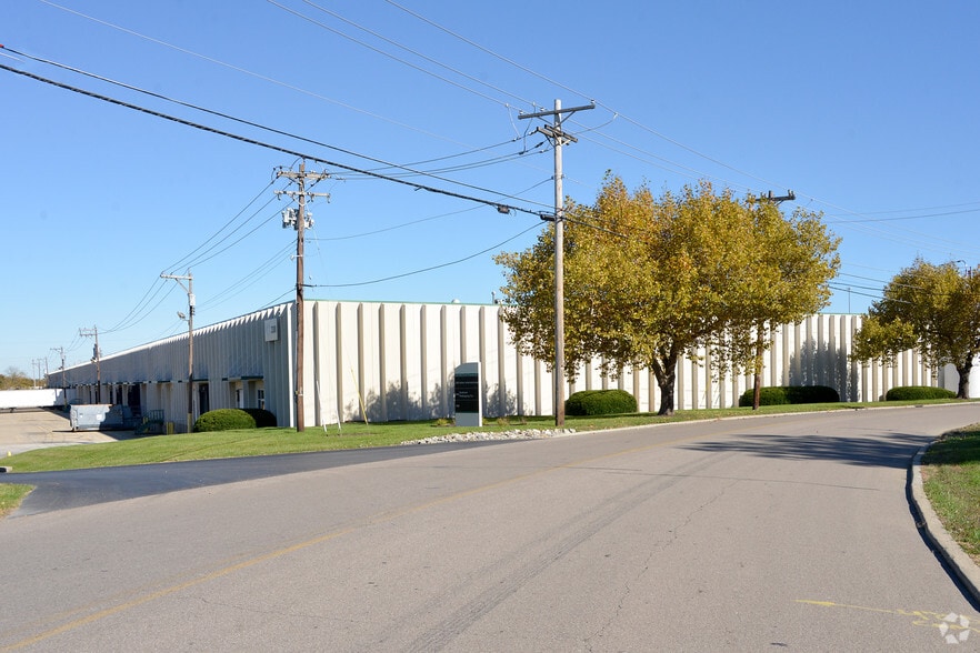 338-348 Circle Freeway Dr, Cincinnati, OH for lease - Building Photo - Image 3 of 4