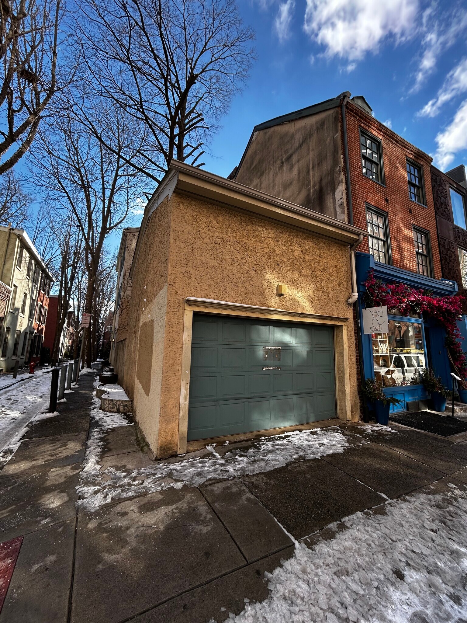 Mix Use Building with Townhouse portefeuille de 2 propriétés à vendre sur LoopNet.ca Photo principale- Image 1 de 15