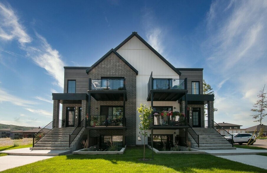 157-159 St MC Dermott, Cowansville, QC for sale - Primary Photo - Image 1 of 1