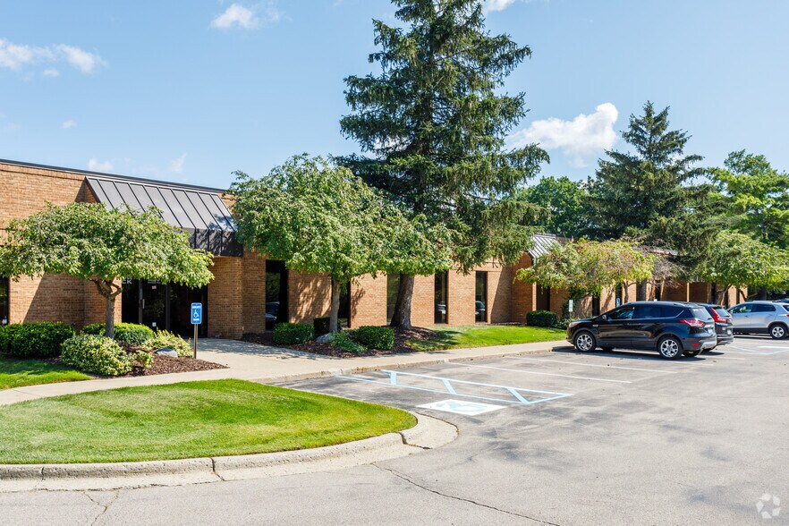 1500-1595 Eisenhower Pl, Ann Arbor, MI à louer - Photo du bâtiment - Image 3 de 7