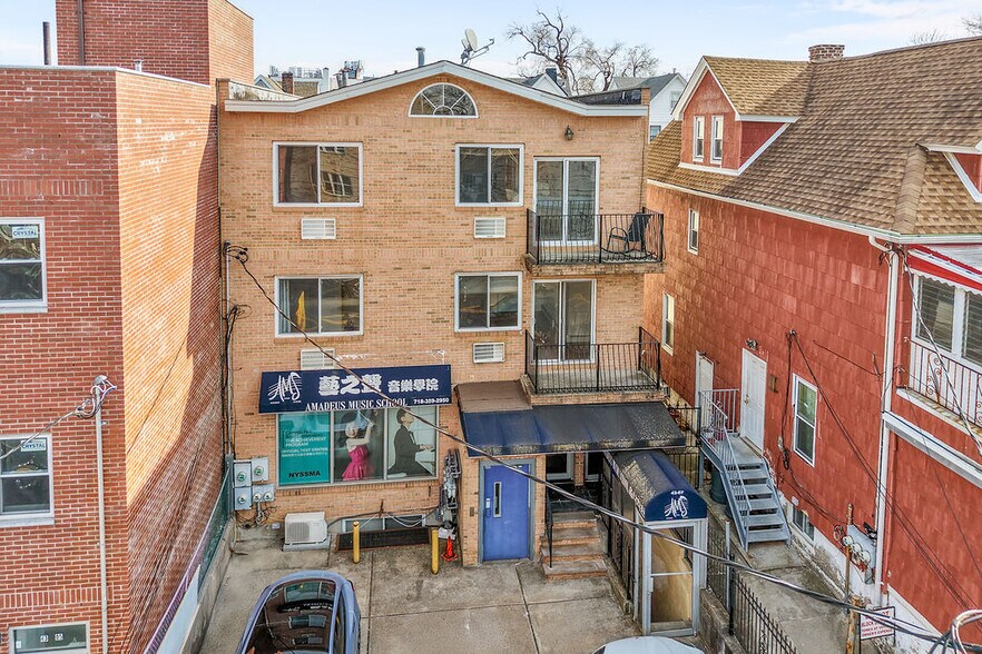43-07 162nd St, Flushing, NY à vendre - Photo du bâtiment - Image 2 de 21