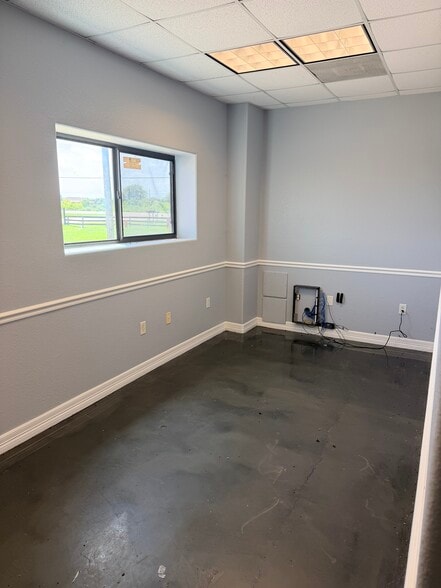 101 Industrial Park Blvd, Hitchcock, TX for lease - Building Photo - Image 3 of 22