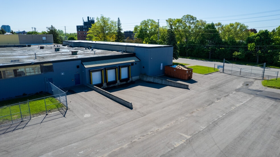 2-8 Holtby Ave, Brampton, ON à louer - Photo du bâtiment - Image 3 de 7