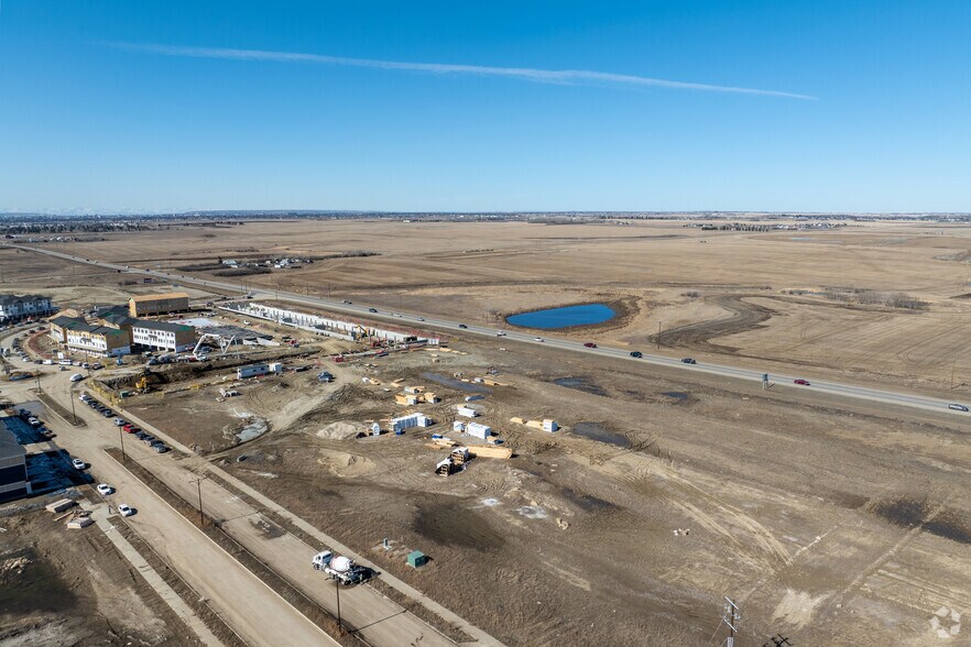 1 Merganser Dr W, Chestermere, AB à louer - Photo du bâtiment - Image 2 de 4