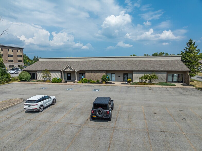 121 Erie Canal Dr, Rochester, NY à vendre - Photo du bâtiment - Image 1 de 28