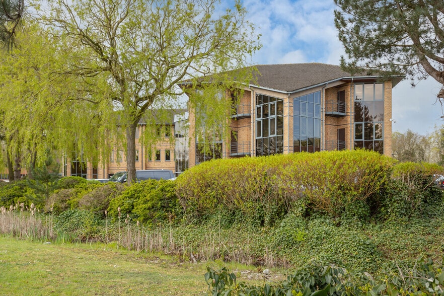 2M Siskin Dr, Coventry à louer - Photo du bâtiment - Image 3 de 8