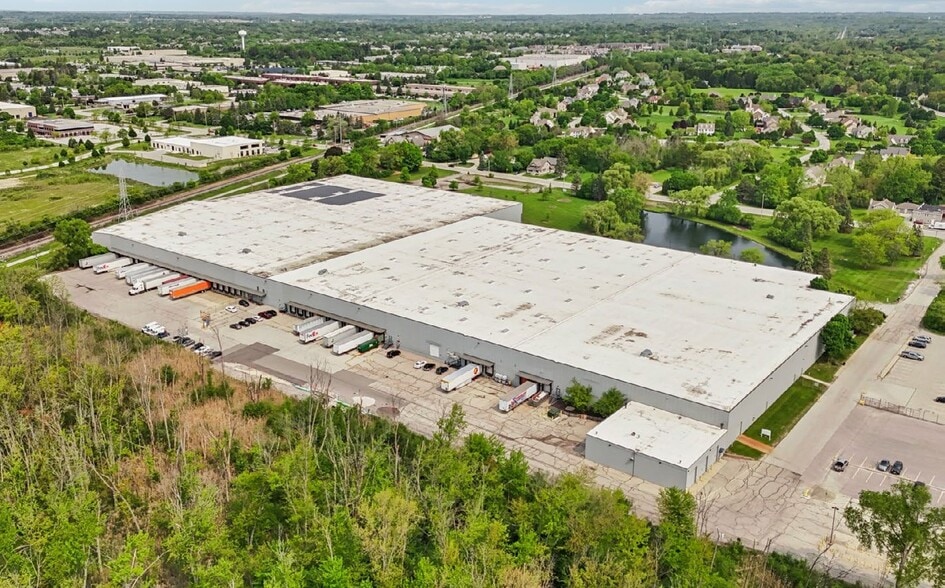 5201-5401 W Donges Bay Rd, Mequon, WI for lease - Building Photo - Image 2 of 4