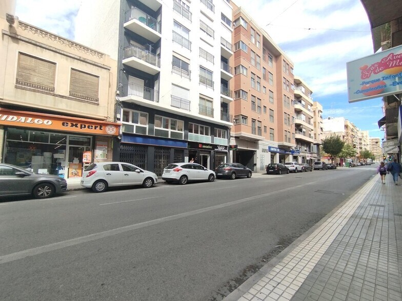 Carrer Cristóbal Sanz, 48, Elche, Alicante à vendre - Photo du bâtiment - Image 2 de 11