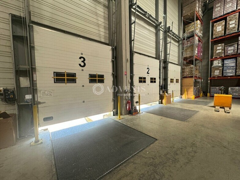Industrial in Stains for lease - Interior Photo - Image 3 of 12