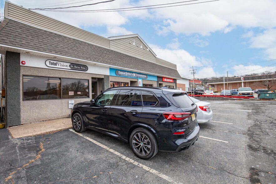 6-14 Elm St, Oakland, NJ à louer - Photo du bâtiment - Image 2 de 10