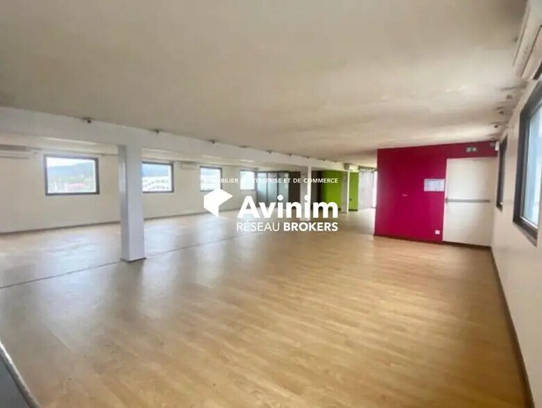 Office in Franconville for lease - Interior Photo - Image 1 of 8