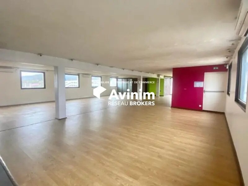 Office in Franconville for lease Interior Photo- Image 1 of 9