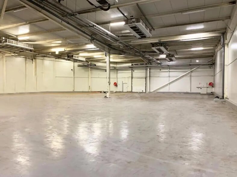 Flex in Orly for lease - Interior Photo - Image 1 of 5