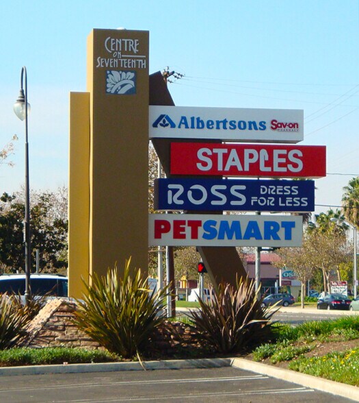 2140 E 17th St, Santa Ana, CA à louer - Photo du bâtiment - Image 3 de 5