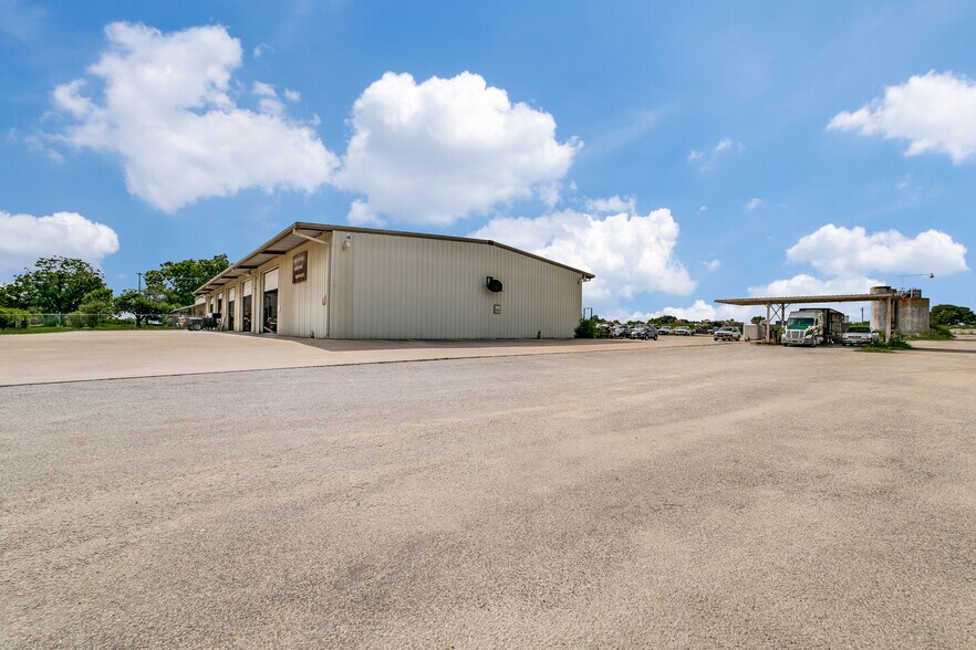 14685 Old Frio City Rd, Lytle, TX à vendre - Photo du bâtiment - Image 3 de 41