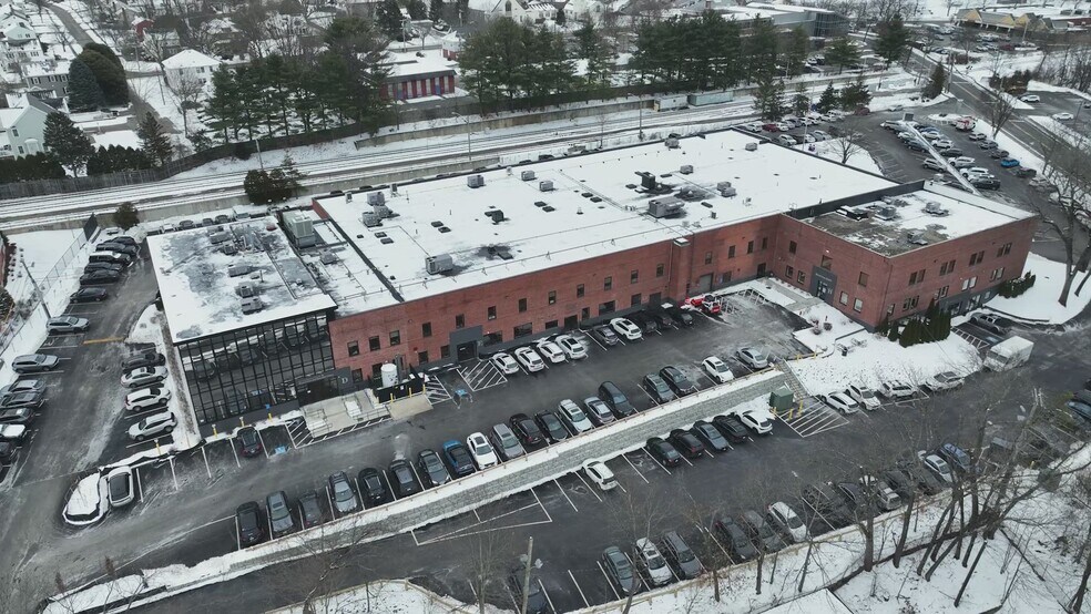 145 Rosemary St, Needham, MA à louer - Vidéo sur l’inscription commerciale - Image 2 de 6