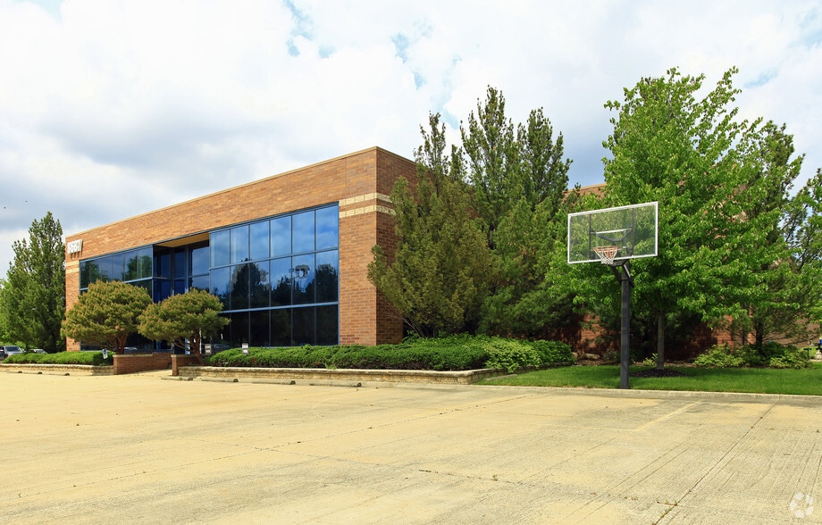 8687 Tyler Blvd, Mentor, OH à louer - Photo du bâtiment - Image 3 de 4