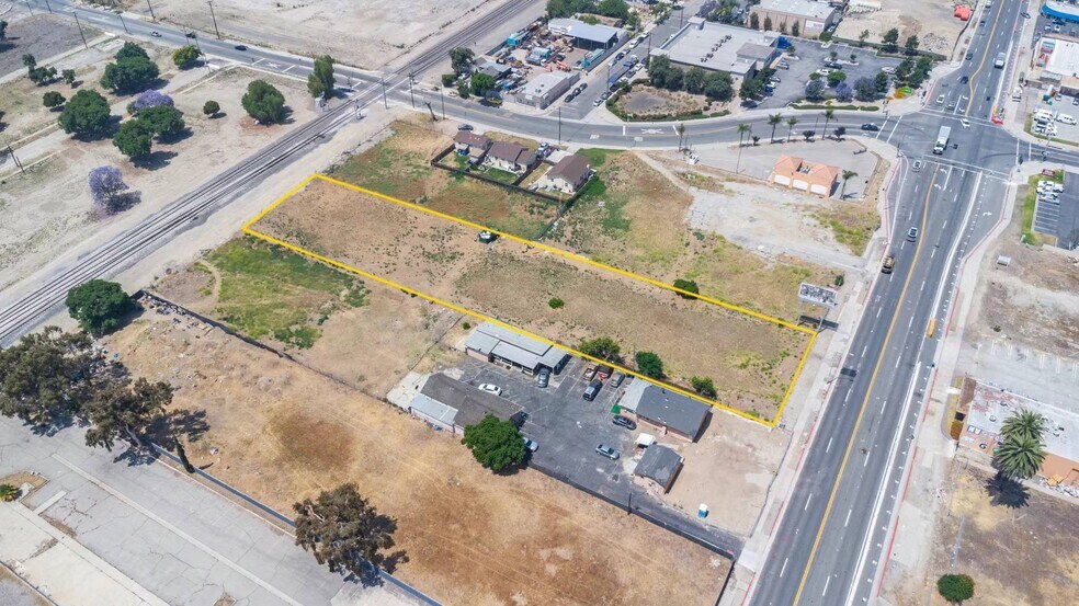 918 E Holt Blvd, Ontario, CA à vendre - Photo du bâtiment - Image 1 de 18