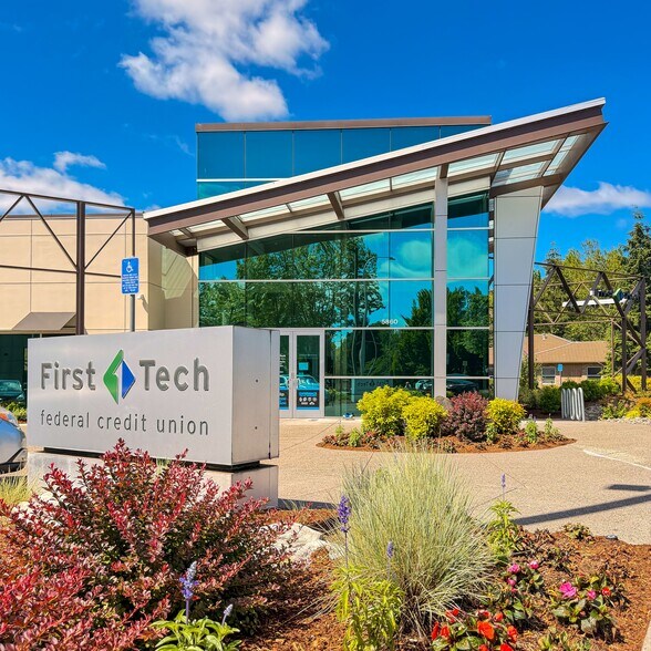First Tech Credit Union & Hillsboro Med. portefeuille de 2 propriétés à vendre sur LoopNet.ca - Photo du bâtiment - Image 2 de 6