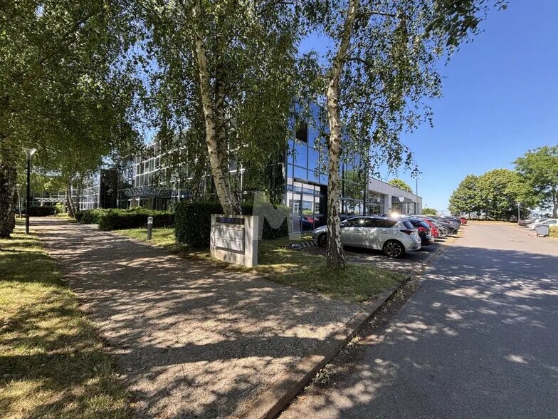 Flex dans Saclay à louer - Photo du bâtiment - Image 1 de 11