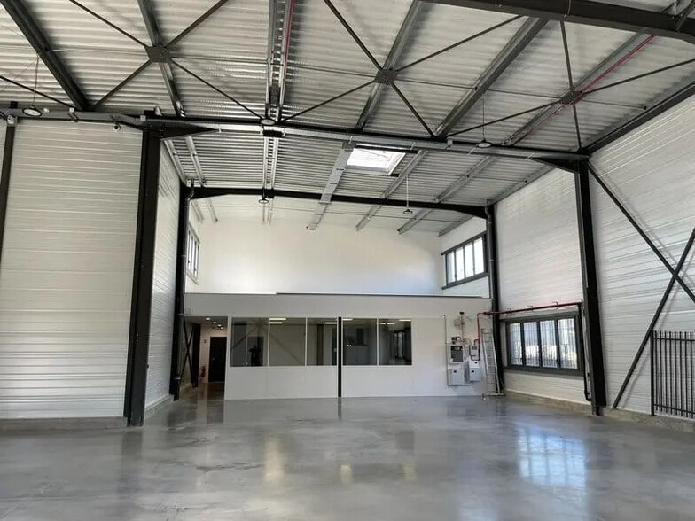 Office in Saint-Priest for lease - Interior Photo - Image 3 of 12