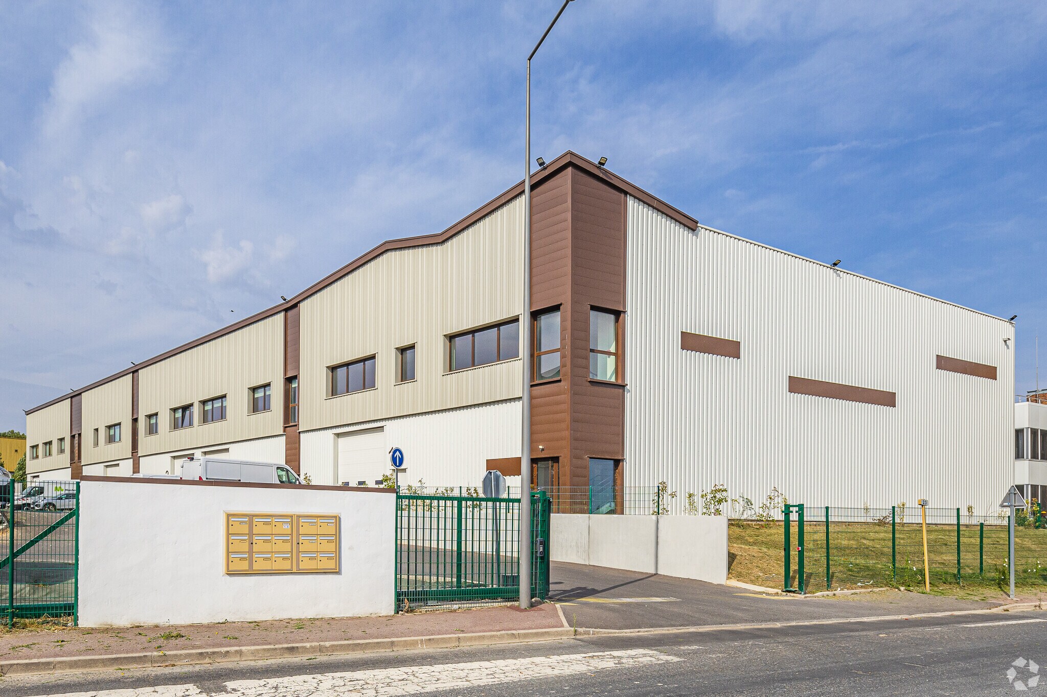 23 Rue Des Beaux Soleils, Osny for lease Primary Photo- Image 1 of 3
