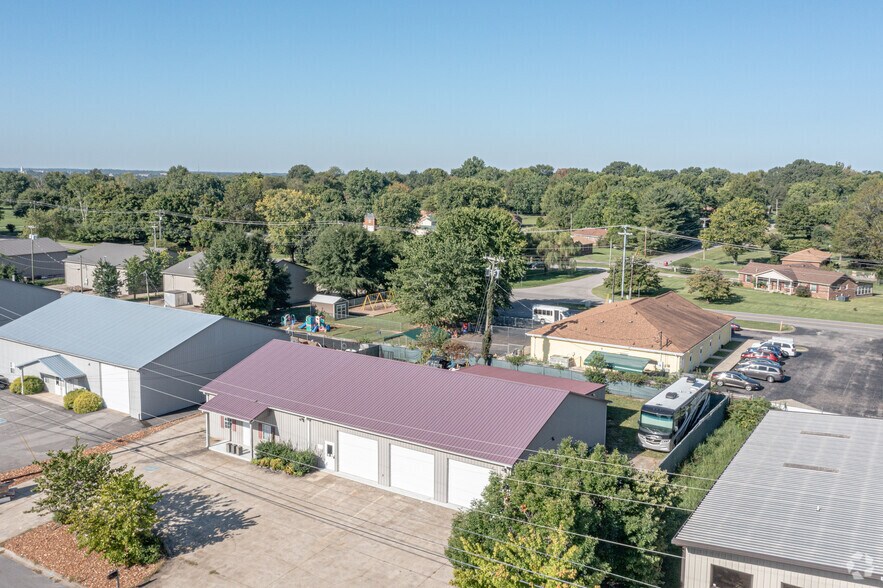 1811 Alpine Dr, Clarksville, TN à louer - Photo du bâtiment - Image 3 de 15