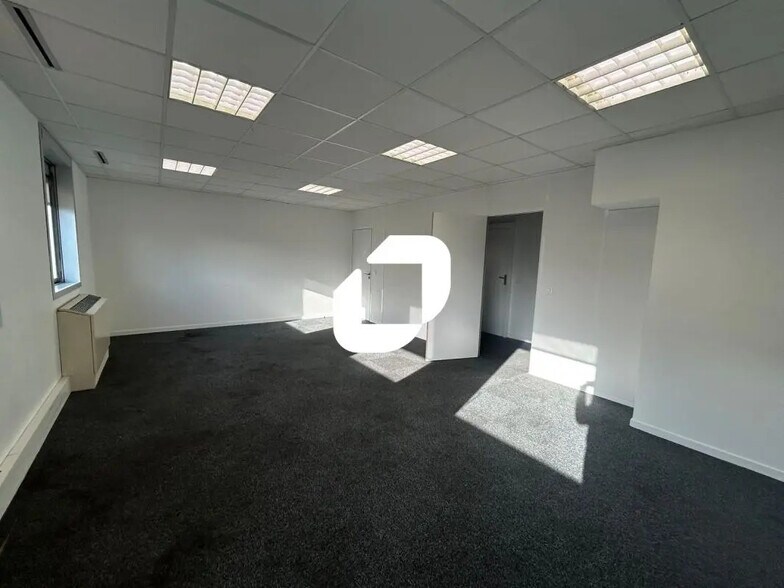 Office in Noisy-le-Grand for lease - Interior Photo - Image 3 of 9