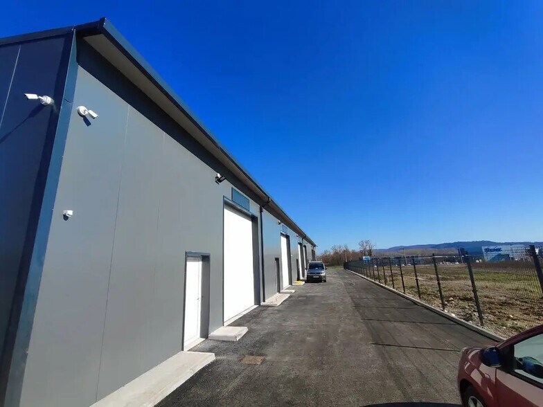 Flex dans Vaulx-Milieu à louer - Photo du bâtiment - Image 2 de 10