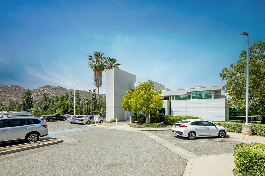 4605 Brockton Ave, Riverside, CA à vendre - Photo du bâtiment - Image 2 de 14