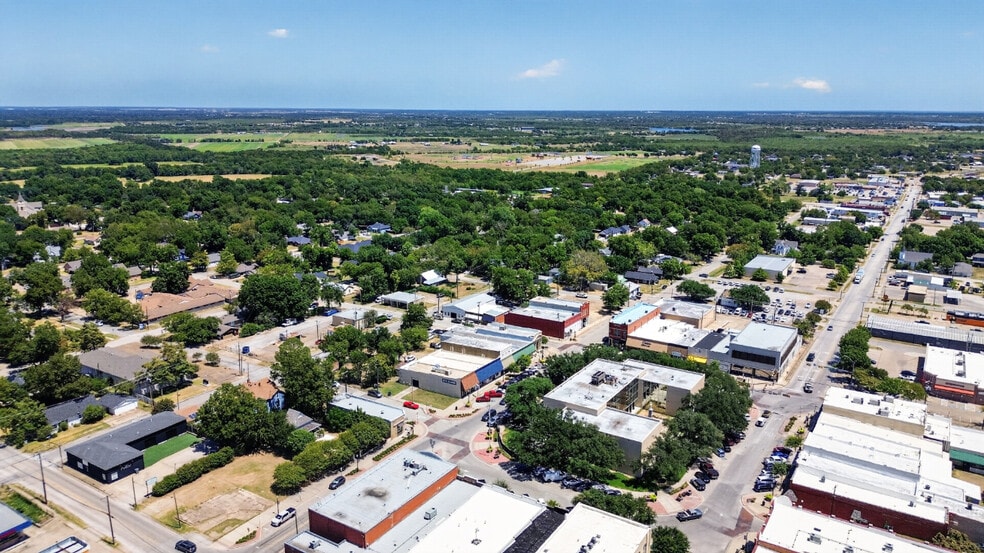 108-110 W Grove St, Kaufman, TX for lease - Building Photo - Image 3 of 35