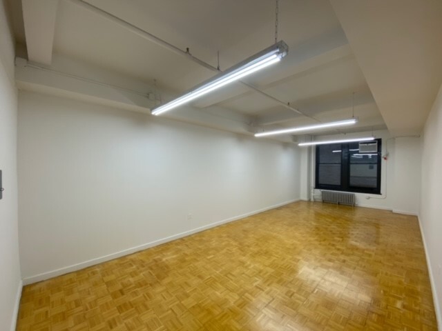 147 W 35th St, New York, NY for lease Interior Photo- Image 1 of 6