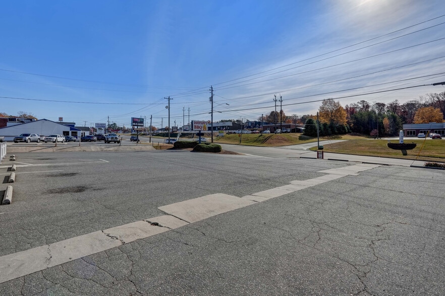 247 W Kings Hwy, Eden, NC à vendre - Photo du bâtiment - Image 2 de 52