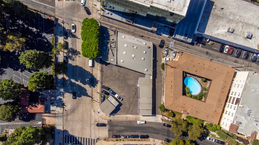 4021-4029 Radford Ave, Studio City, CA à louer - Photo du bâtiment - Image 3 de 8