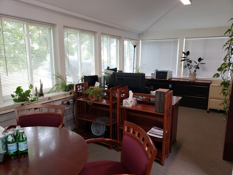 30 Boltwood Walk, Amherst, MA à vendre - Photo du bâtiment - Image 2 de 6