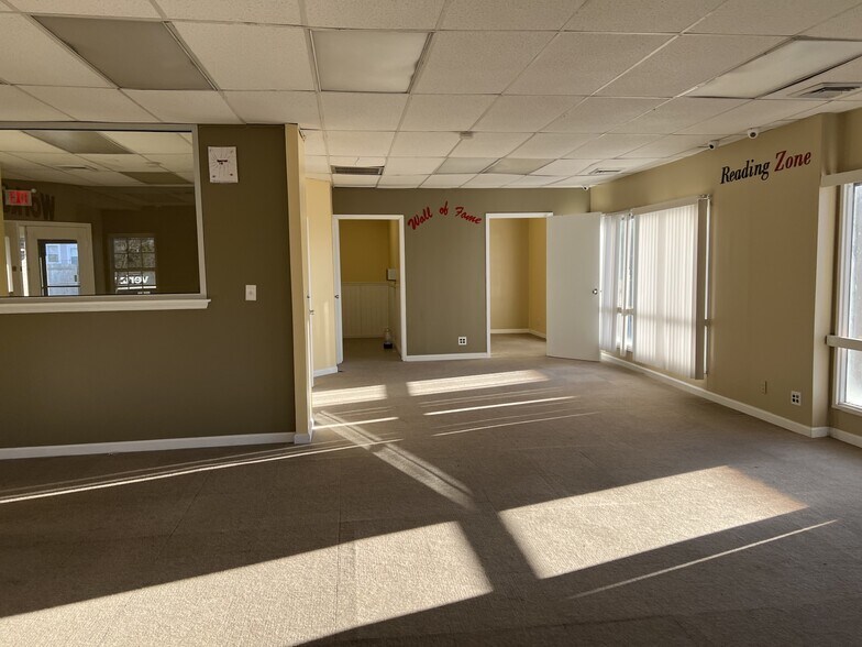 70 Forest Ave, Glen Cove, NY à louer - Photo intérieure - Image 2 de 9