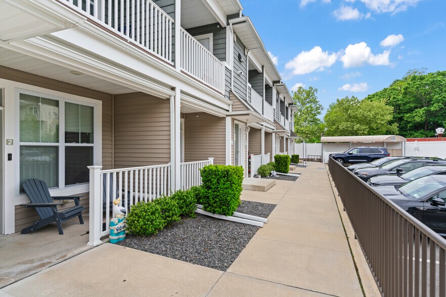 1046 New York Ave, Huntington Station, NY à vendre - Photo du bâtiment - Image 3 de 34