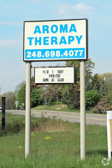 9669 Highland Rd, White Lake, MI à vendre - Photo du bâtiment - Image 3 de 10