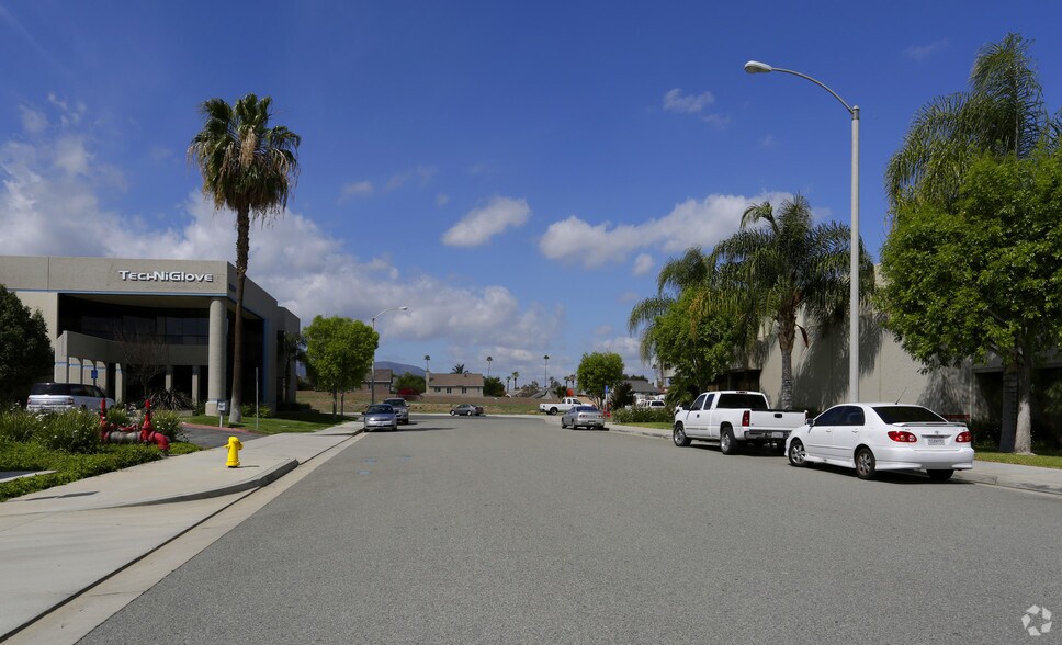 1215 Graphite Dr, Corona, CA à vendre - Photo du bâtiment - Image 3 de 7