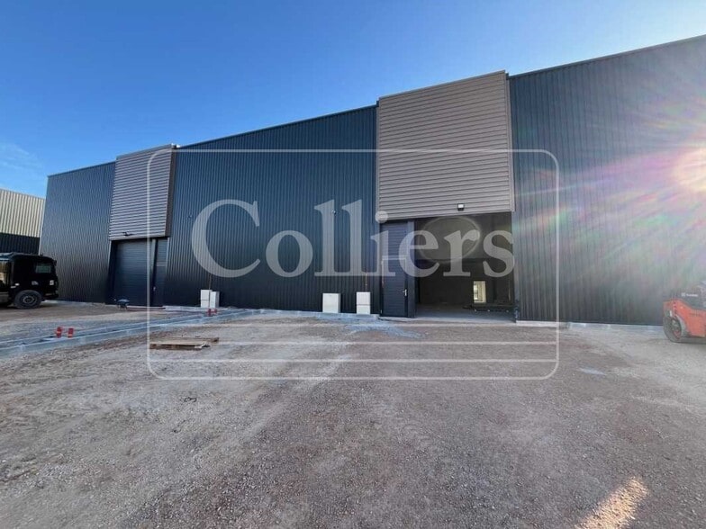 Flex in Venelles for lease - Building Photo - Image 1 of 9