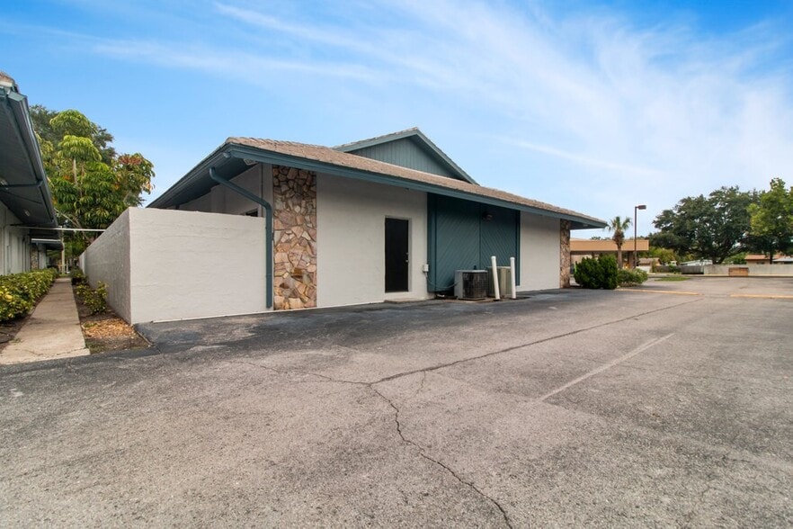 3301 66th St N, Saint Petersburg, FL à louer - Photo du bâtiment - Image 3 de 8