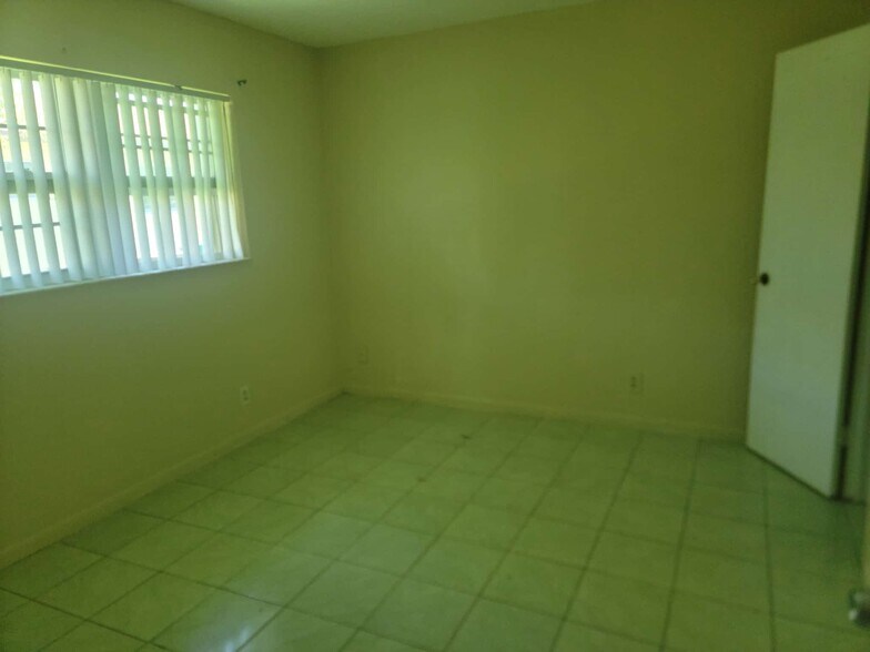 138-140 NE 1st Ct, Dania Beach, FL à vendre - Photo intérieure - Image 3 de 22