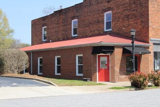 142 N Trade Ave, Landrum, SC à louer Photo du bâtiment- Image 2 de 19